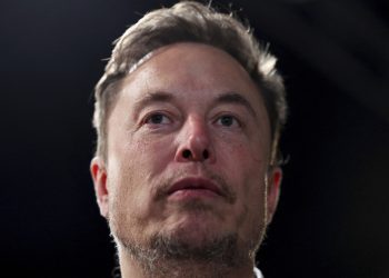 Elon Musk sa zúčastňuje na summite o bezpečnosti umelej inteligencie v Bletchley Parku v stredu 1. novembra 2023 v Bletchley v Anglicku (Foto: SITA/AP/Toby Melville)