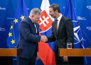 Zľava: Predseda vlády SR Robert Fico a minister zahraničných vecí a európskych záležitostí SR Juraj Blanár, Bratislava, 30. október 2023 (Foto: SITA/Diana Černak)