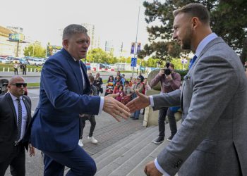 Zľava v popredí: Premiér SR Róbert Fico a minister vnútra SR Matúš Šutaj Eštok počas návštevy a oboznámenia sa s aktuálnou situáciou premiéra SR na Ministerstve vnútra SR. Bratislava, 30. október 2023 (Foto: SITA/Milan Illík)