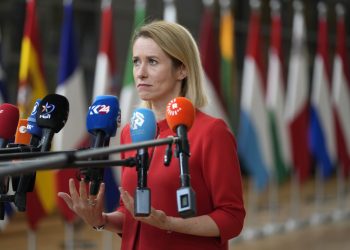 Estónska premiérka Kaja Kallasová hovorí s médiami počas príchodu na summit EÚ v budove Európskej rady v Bruseli v piatok 27. októbra 2023 (Foto: SITA/AP Photo/Virginia Mayo)