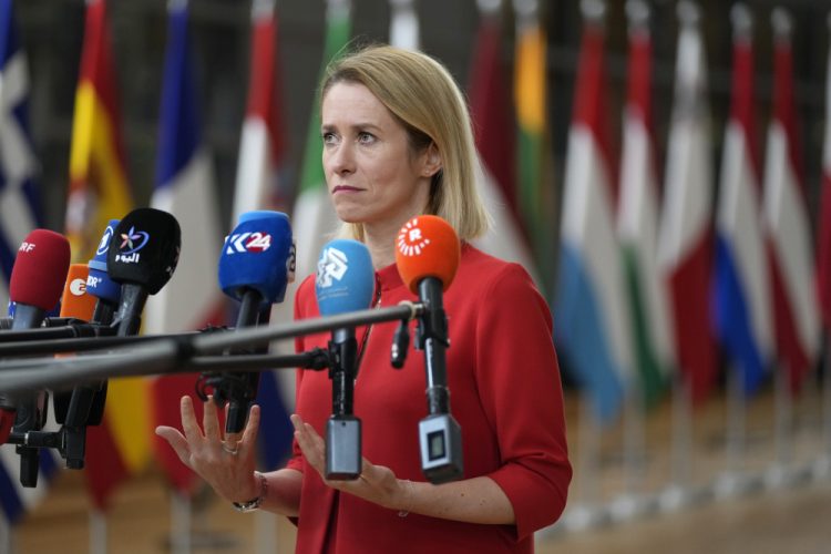 Estónska premiérka Kaja Kallasová hovorí s médiami počas príchodu na summit EÚ v budove Európskej rady v Bruseli v piatok 27. októbra 2023 (Foto: SITA/AP Photo/Virginia Mayo)
