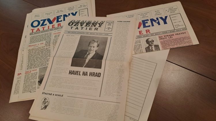 Periodikum Ozveny Tatier, ktoré prinášalo informácie najmä o dianí v regióne v časoch spojených s Nežnou revolúciou, uschované v archíve v Spišskej Sobote v Poprade. Poprad, 17. november 2023 (Foto: SITA/Mária Frisová)