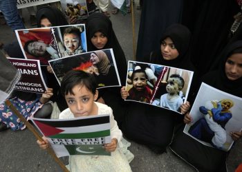 Priaznivci Palestínskej nadácie skandujú heslá počas demonštrácie proti izraelským leteckým útokom na Gazu a na znak solidarity s palestínskym ľudom v pakistanskom Karáčí v sobotu 18. novembra 2023 (Foto: SITA/AP Photo/Fareed Khan)