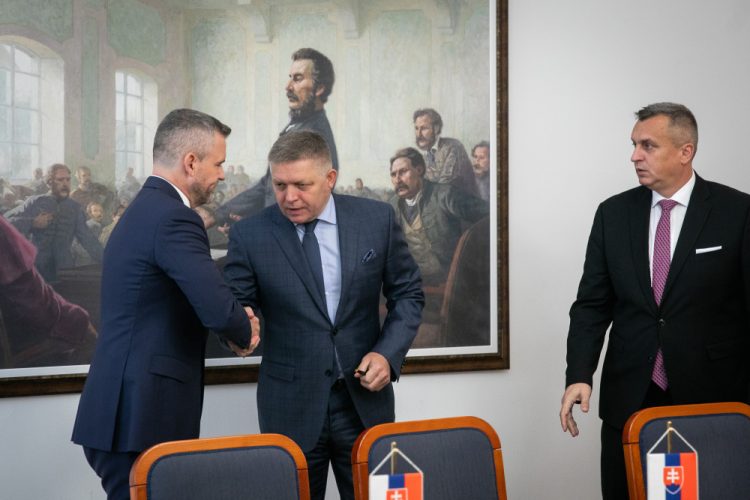 Predseda strany HLAS-SD Peter Pellegrini, predseda strany SMER-SSD Robert Fico a predseda strany SNS Andrej Danko počas slávnostného aktu podpísania Memoranda o porozumení v starej budove Národnej rady SR v Bratislave. Bratislava, 11. október 2023 (Foto: SITA/Diana Černak)