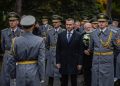 Predseda parlamentu Peter Pellegrini (v popredí druhý sprava) počas pietneho aktu položenia venca k Centrálnemu pamätníku popraveným a umučeným politickým väzňom v bratislavskej Vrakuni (Foto: SITA/Kancelária NR SR)
