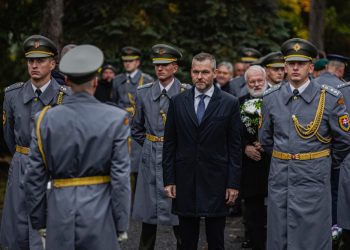 Predseda parlamentu Peter Pellegrini (v popredí druhý sprava) počas pietneho aktu položenia venca k Centrálnemu pamätníku popraveným a umučeným politickým väzňom v bratislavskej Vrakuni (Foto: SITA/Kancelária NR SR)