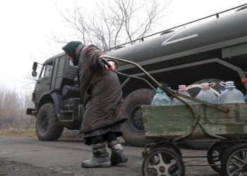 Ruská armáda rozváža vodu do odľahlých oblastí v Ruskom kontrolovanej Doneckej oblasti v Petrovskom okrese, kde voda tečie len zriedka alebo vôbec. (Foto: SITA/AP Photo/Alexei Alexandrov)
