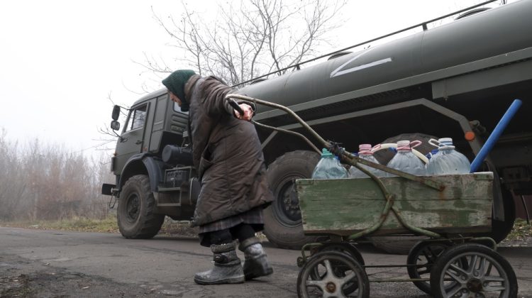 Ruská armáda rozváža vodu do odľahlých oblastí v Ruskom kontrolovanej Doneckej oblasti v Petrovskom okrese, kde voda tečie len zriedka alebo vôbec. (Foto: SITA/AP Photo/Alexei Alexandrov)