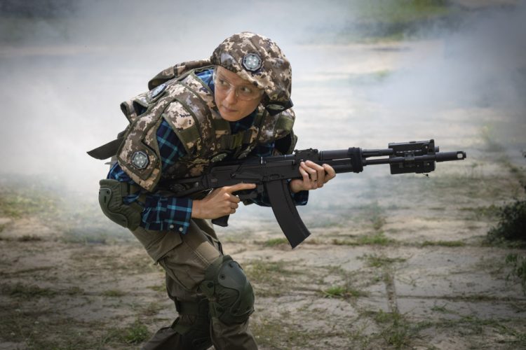 Žena cvičí počas dobrovoľníckeho vojenského výcviku pre civilistov neďaleko Kyjeva na Ukrajine v piatok 11. augusta 2023 (Foto: SITA/AP Photo/Efrem Lukatsky)