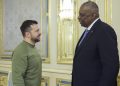 Ukrajinský prezident Volodymyr Zelenskyj (vľavo) a americký minister obrany Lloyd Austin sa rozprávajú počas stretnutia v Kyjeve v pondelok 20. novembra 2023 (Foto: SITA/AP/Tlačová kancelária ukrajinského prezidenta)