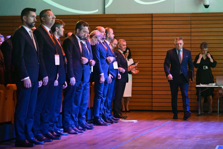 Predseda strany SMER-SSD a premiér SR Robert Fico (druhý sprava) počas snemu strany Smer - slovenská sociálna demokracia (SMER-SSD) v priestoroch Bratislavského hradu. Bratislava, 17. november 2023 (Foto: SITA/Milan Illík)