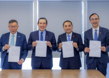 Na snímke z 15. novembra 2023, ktorú zverejnila KMT, zľava predseda Taiwanskej ľudovej strany, predseda TPP a prezidentský kandidát Ko Wen-je, bývalý prezident Ma Ying-jeou, prezidentský kandidát KMT Hou Yu-ih a predseda KMT Eric Chu držia spoločné vyhlásenie pre fotografie v Taipei. Dve hlavné opozičné strany Taiwanu, ktoré sľúbili obnoviť rozhovory s Čínou, oznámili spoločnú prezidentskú kandidatúru pre januárové voľby (Foto: SITA/AP/KMT)