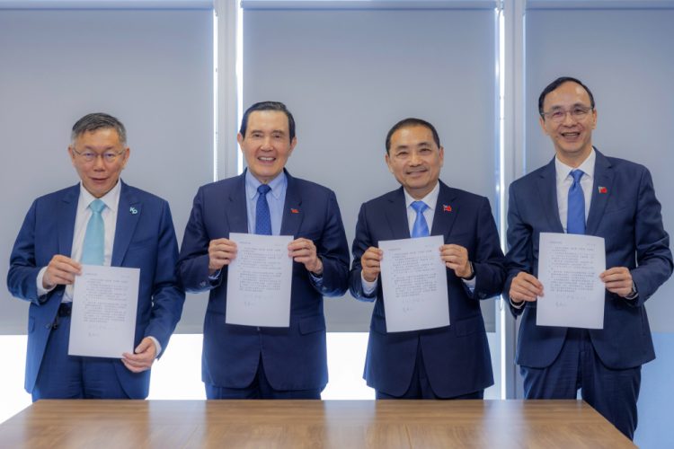 Na snímke z 15. novembra 2023, ktorú zverejnila KMT, zľava predseda Taiwanskej ľudovej strany, predseda TPP a prezidentský kandidát Ko Wen-je, bývalý prezident Ma Ying-jeou, prezidentský kandidát KMT Hou Yu-ih a predseda KMT Eric Chu držia spoločné vyhlásenie pre fotografie v Taipei. Dve hlavné opozičné strany Taiwanu, ktoré sľúbili obnoviť rozhovory s Čínou, oznámili spoločnú prezidentskú kandidatúru pre januárové voľby (Foto: SITA/AP/KMT)