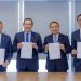 Na snímke z 15. novembra 2023, ktorú zverejnila KMT, zľava predseda Taiwanskej ľudovej strany, predseda TPP a prezidentský kandidát Ko Wen-je, bývalý prezident Ma Ying-jeou, prezidentský kandidát KMT Hou Yu-ih a predseda KMT Eric Chu držia spoločné vyhlásenie pre fotografie v Taipei. Dve hlavné opozičné strany Taiwanu, ktoré sľúbili obnoviť rozhovory s Čínou, oznámili spoločnú prezidentskú kandidatúru pre januárové voľby (Foto: SITA/AP/KMT)