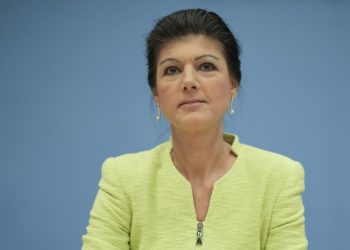 Nemecká politička Sahra Wagenknechtová, najznámejšia tvár strany Ľavica, prichádza na tlačovú konferenciu v Berlíne v pondelok 23. októbra 2023 (Foto: SITA/AP Photo/Markus Schreiber)