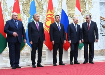 Naľavo: Bieloruský prezident Alexander Lukašenko, kazašský prezident Kassym-Jomart Tokajev, kirgizský prezident Sadyr Žaparov, ruský prezident Vladimir Putin a tadžický prezident Emomali Rahmon pózujú na fotografii pred zasadnutím Organizácie zmluvy o kolektívnej bezpečnosti (CSTO) v bieloruskom Minsku vo štvrtok 23. novembra 2023 (Foto: SITA/AP/Dmitrij Azarov, Sputnik, Kremlin)