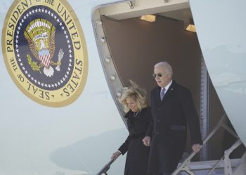 Prezident Joe Biden a prvá dáma Jill Bidenová prichádzajú v utorok 28. novembra 2023 na leteckú záložnú základňu Dobbins v Mariette v štáte Ga, aby sa zúčastnili na bohoslužbe za bývalú prvú dámu Rosalynn Carterovú v Atlante (Foto: SITA/AP Photo/Andrew Harnik)