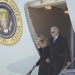 Prezident Joe Biden a prvá dáma Jill Bidenová prichádzajú v utorok 28. novembra 2023 na leteckú záložnú základňu Dobbins v Mariette v štáte Ga, aby sa zúčastnili na bohoslužbe za bývalú prvú dámu Rosalynn Carterovú v Atlante (Foto: SITA/AP Photo/Andrew Harnik)