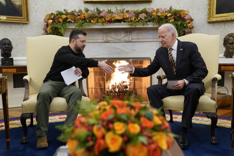 Americký prezident Joe Biden si podáva ruku s ukrajinským prezidentom Volodymyrom Zelenským počas stretnutia v Oválnej pracovni Bieleho domu v utorok 12. decembra 2023 vo Washingtone (Foto: SITA/AP Photo/Evan Vucci)