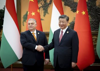 Čínsky prezident Si Ťin-pching (vpravo) prijíma maďarského premiéra Viktora Orbána pred ich bilaterálnym stretnutím v Pekingu v utorok 17. októbra 2023 (Foto: SITA/AP/Zoltán Fischer/Tlačová kancelária maďarského premiéra/MTI)
