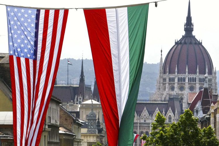 Ilustračný obrázok: Americké a maďarské štátne vlajky vejú v centre Budapešti (Foto: SITA/AP Photo/Alexander Zemlianichenko)