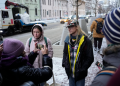 Ruský najvyšší súd vo štvrtok fakticky postavil LGBTQ+ aktivizmus mimo zákona, čo je najdrastickejší krok proti zástancom práv gejov, lesieb a transrodových osôb v tejto čoraz konzervatívnejšej krajine. Súd sa postavil na stranu ministerstva spravodlivosti, ktoré tento mesiac podalo žalobu požadujúcu, aby bolo "hnutie" LGBTQ+ v Rusku označené za extrémistické. Aktivisti za práva tvrdia, že tento krok otvára cestu k rozsiahlemu zásahu proti všetkým jednotlivcom alebo skupinám považovaným za súčasť tohto hnutia (Foto: SITA/AP Photo/Alexander Zemlianichenko)