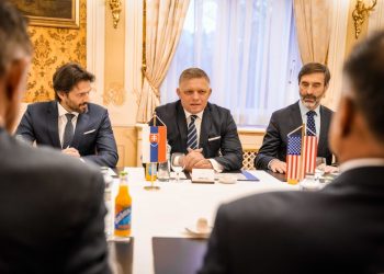 Premiér SR Robert Fico (uprostred) počas rokovania s delegáciou Kongresu Spojených štátov amerických na Úrade vlády SR. Bratislava, 13. január 2024 (Foto: SITA/Úrad vlády SR)