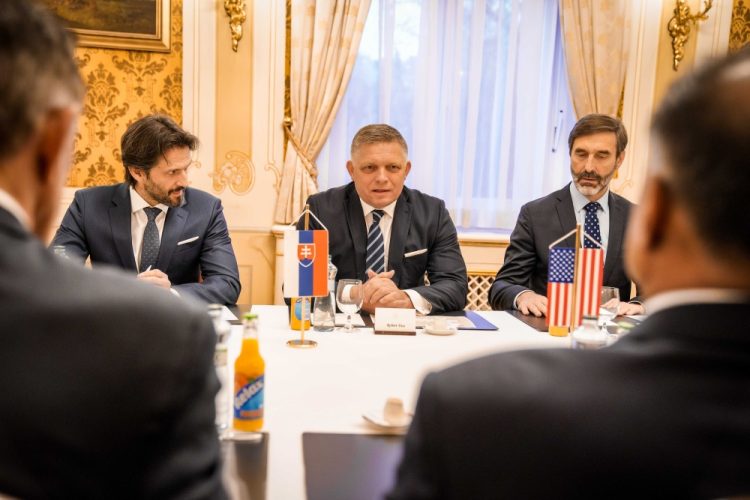 Premiér SR Robert Fico (uprostred) počas rokovania s delegáciou Kongresu Spojených štátov amerických na Úrade vlády SR. Bratislava, 13. január 2024 (Foto: SITA/Úrad vlády SR)